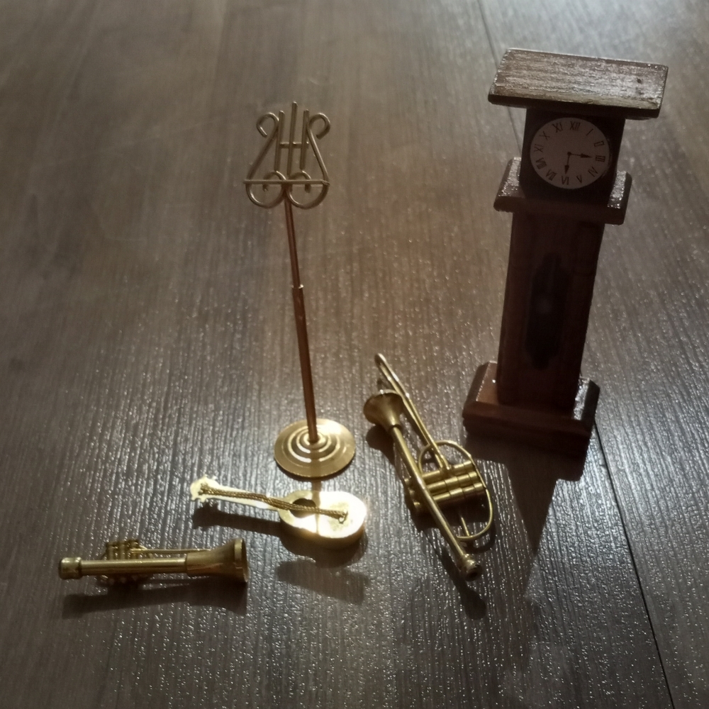Doll house clock/music set